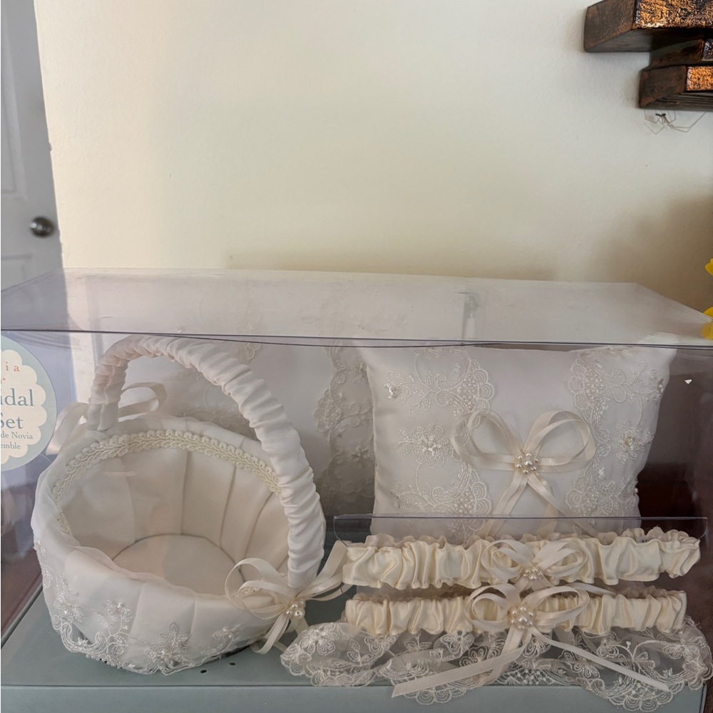 Elegant Bridal Set with Lace and Pearls